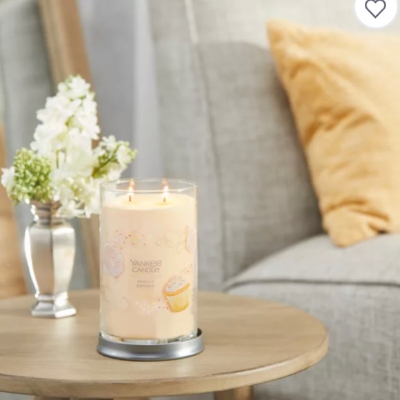 Yankee Candle Vanilla Cupcake Signature Collection 20 oz. Large Tumbler Candle